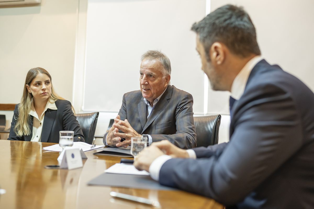 Luis Petri escucha al presidente del Banco Central, Daniel Tillard y a la directora de la entidad crediticia, Solana Pelayo. Luis Petri escucha al presidente del Banco Central, Daniel Tillard y a la directora de la entidad crediticia, Solana Pelayo.