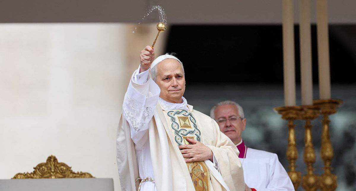 Bajo la lluvia, el papa León XIV presidió su primera misa de Navidad en el Vaticano