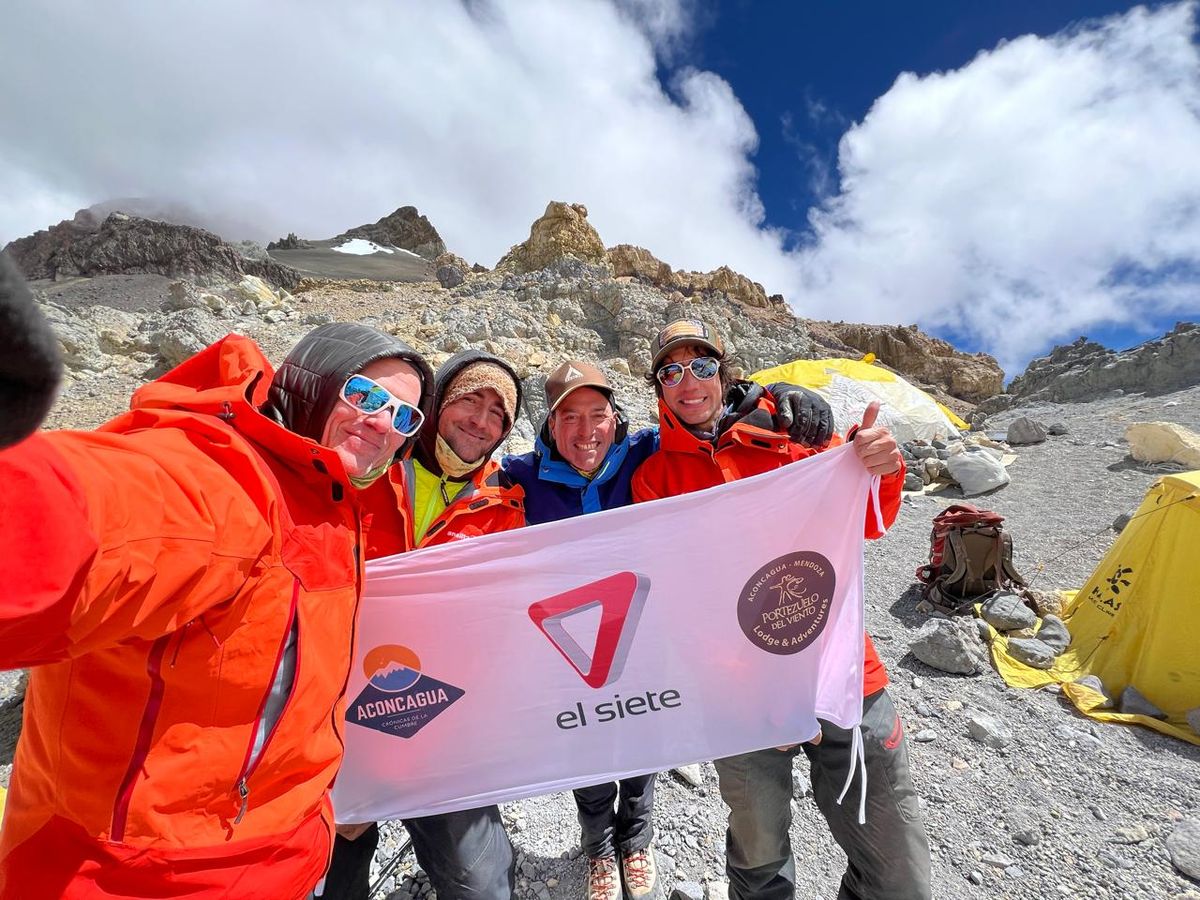 Pablo Betancourt, Ignacio Rogé, Gerardo Tejeda y Adrián Miranda De María, felices al llegar al campamento Cólera del Aconcagua. Pablo Betancourt, Ignacio Rogé, Gerardo Tejeda y Adrián Miranda De María, felices al llegar al campamento Cólera del Aconcagua.