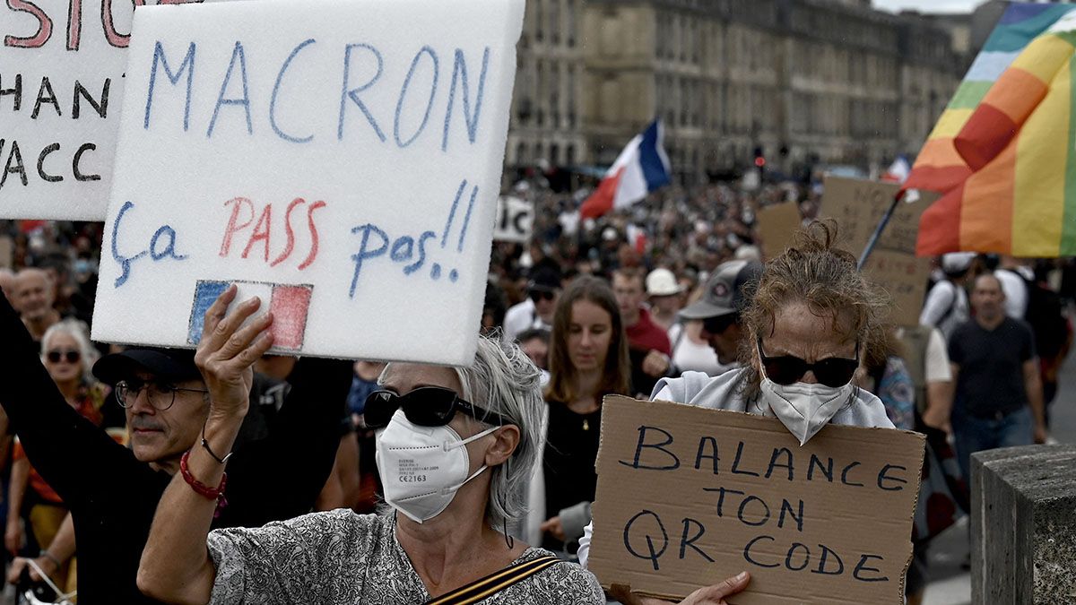 El Gobierno de Francia exigirá desde este lunes el pase sanitario mientras se multiplican las protestas en todo el país en contra de esa medida