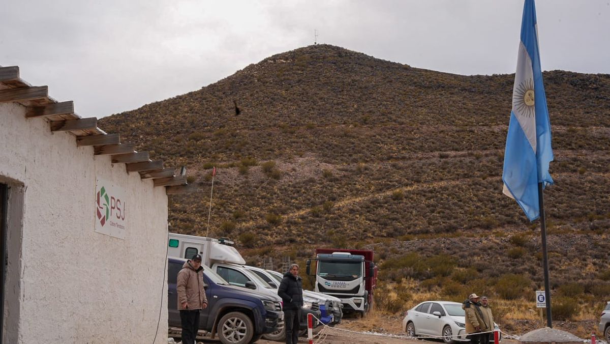 La Bandera Argentina en el ingreso a la sala de audiencia. La Bandera Argentina en el ingreso a la sala de audiencia.