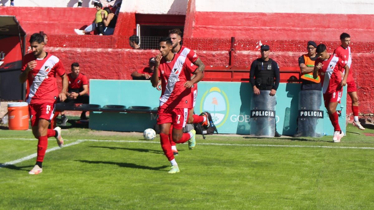 Matías Viguet le aporta goles al Deportivo Maipú