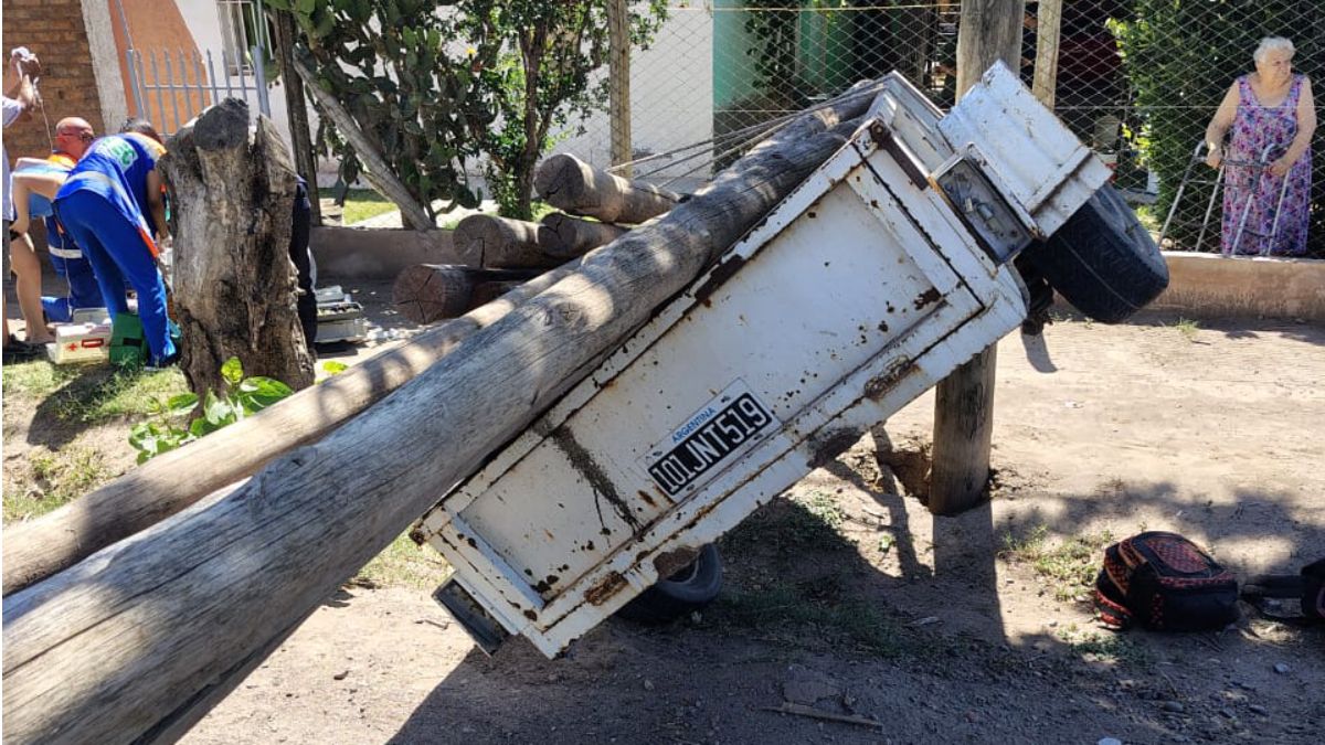 Un acoplado se despendió y mató a una mujer que esperaba el colectivo.