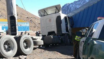 Un camión se quedó sin frenos y arrolló los baños del complejo Los Libertadores