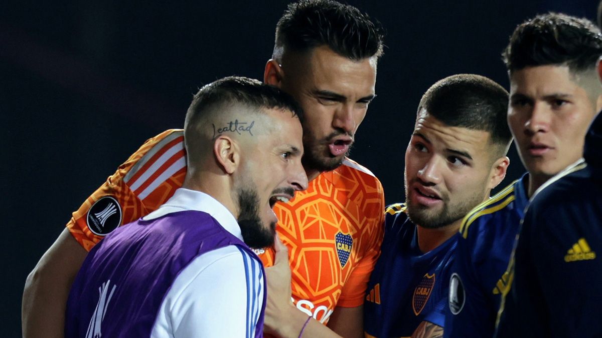 Sergio Chiquito Romero fue el héroe de Boca ante Racing. Lo saludan Benedetto, Weigandt y Campuzano.