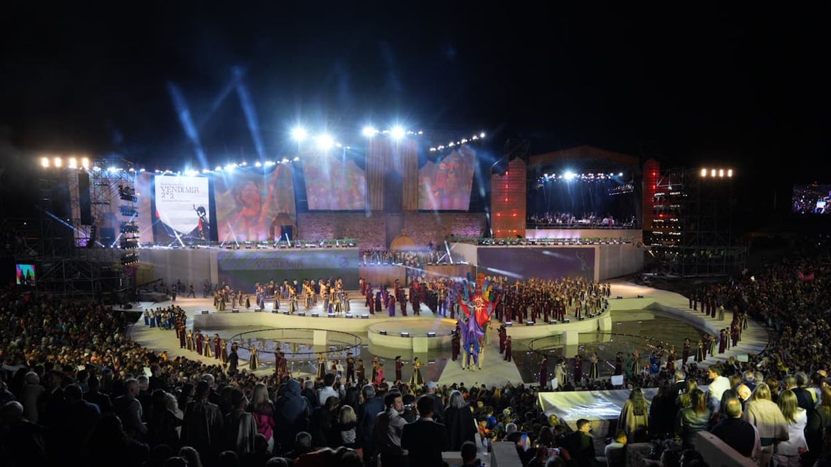 Néstor asegura que cada esfuerzo de cada operario vale la pena para que la Fiesta Nacional de la Vendimia sea un verdadero éxito. Néstor asegura que cada esfuerzo de cada operario vale la pena para que la Fiesta Nacional de la Vendimia sea un verdadero éxito.