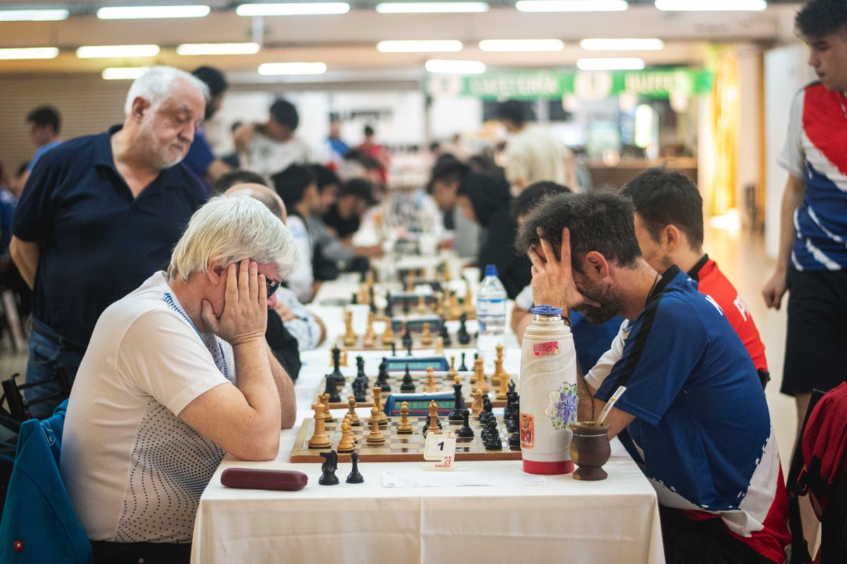 Historia en una foto. El MF Jorge Fernández observa una partida del MI Alejandro Needleman