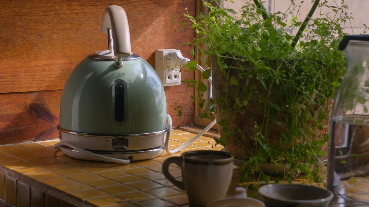 Una tetera o pava eléctrica enchufada genera mayor uso de energía. Una tetera o pava eléctrica enchufada genera mayor uso de energía.