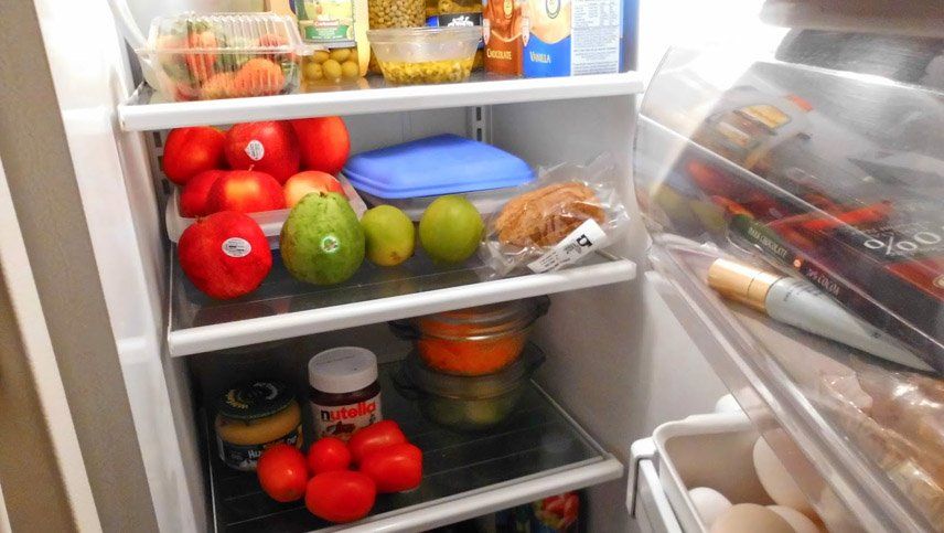 Cuando la heladera tiene muchos alimentos, es importante limpiarla para evitar que se acumulen bacterias. 