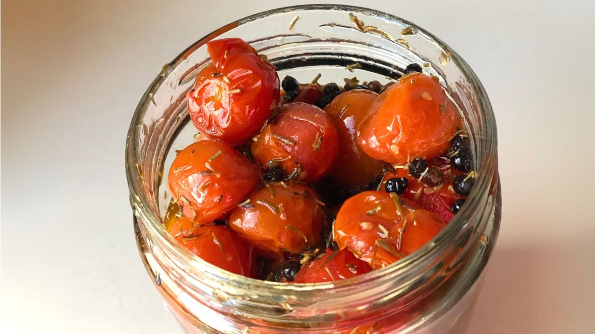 Aprende a preparar la receta de tomates confitados en conserva y el truco para esterilizar los frascos. 