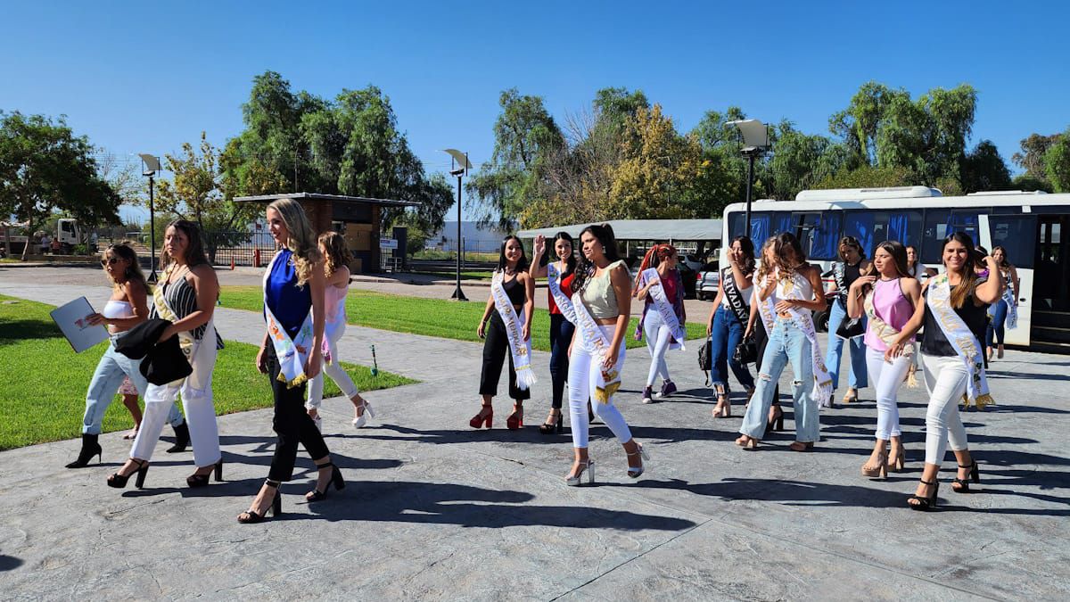Momento de la llegada de las candidatas a Reina Nacional de la Vendimia 2023 al predio del Grupo América, en Las Heras.