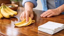 Cáscara de banana: así se usa para limpiar, dar brillo y pulir tus muebles de madera Cáscara de banana: así se usa para limpiar, dar brillo y pulir tus muebles de madera