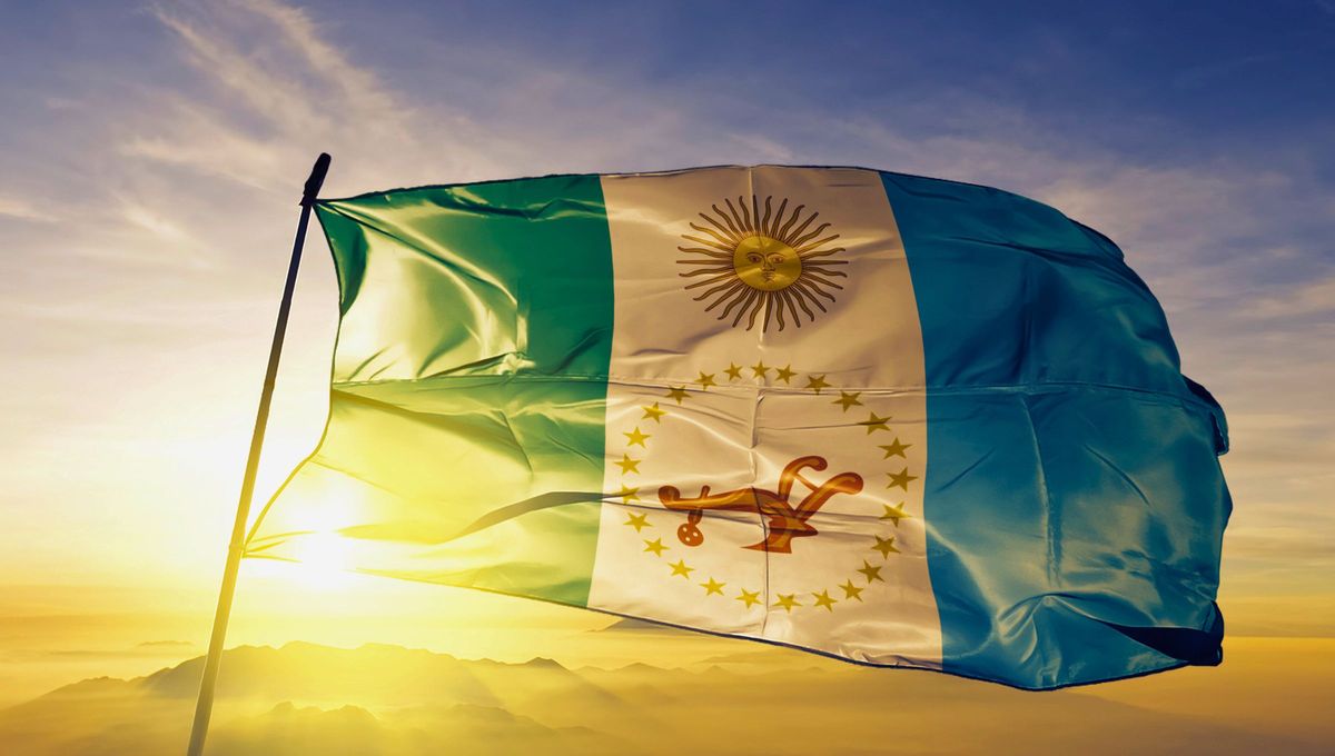 La bandera de la provincia Argentina con 25 estrellas a su alrededor: qué simboliza y cuál es