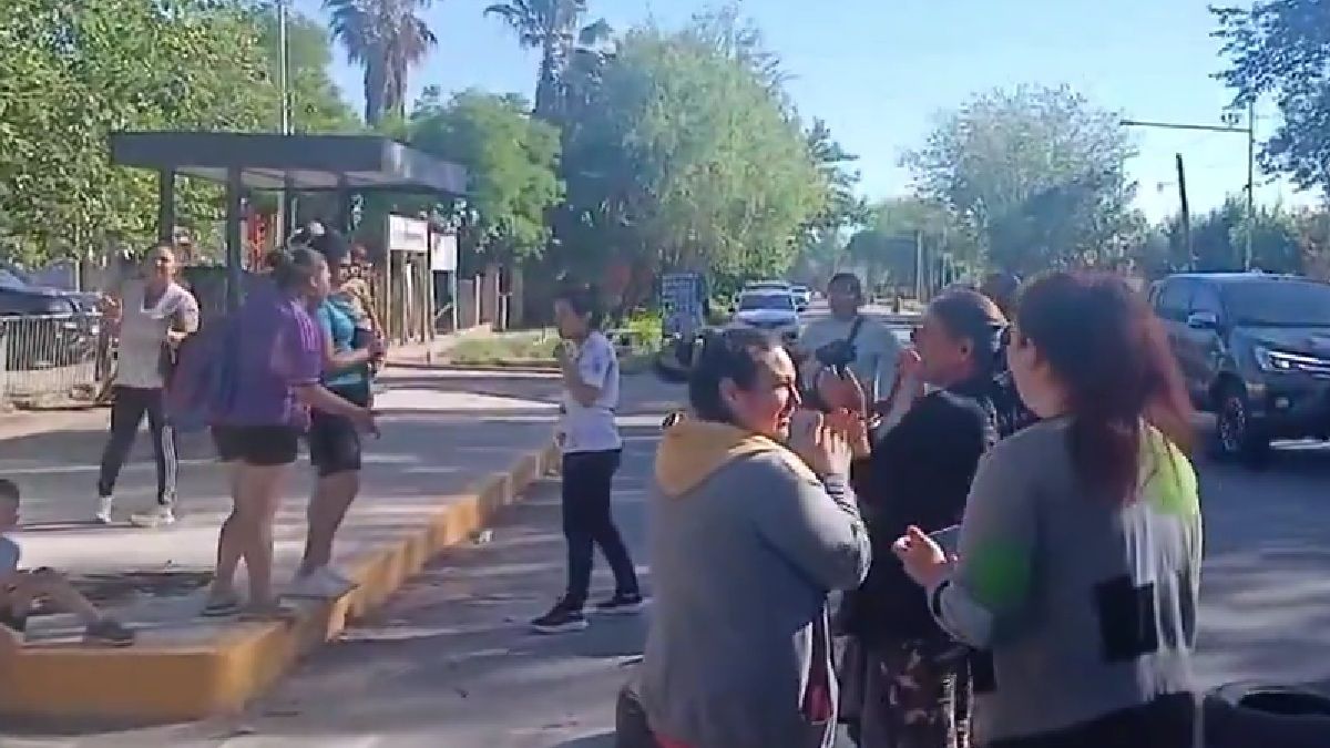 El reclamo de padres en la puerta de la escuela. El reclamo de padres en la puerta de la escuela.