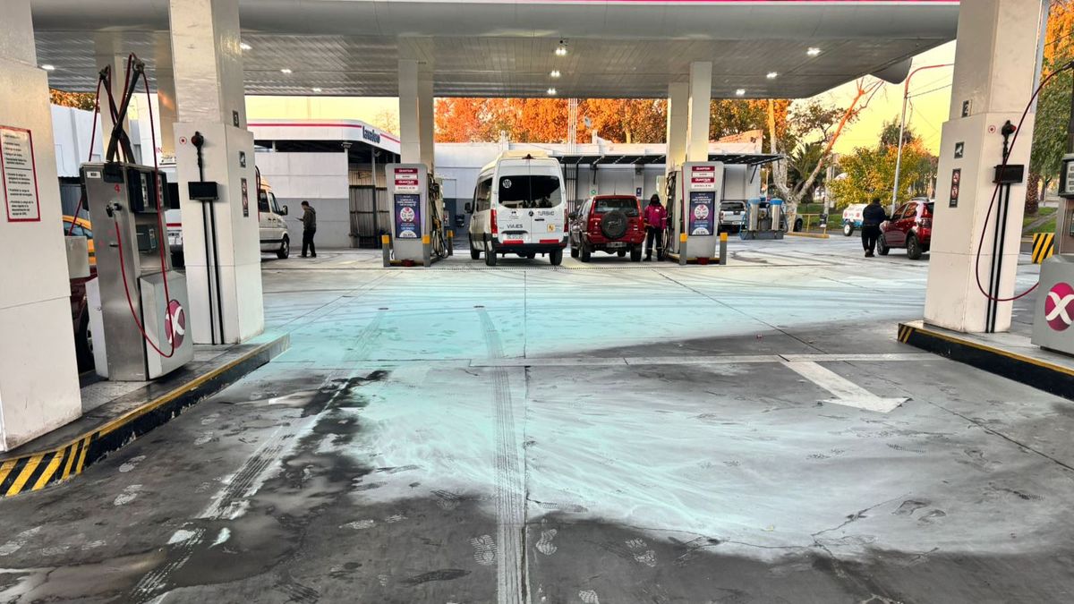 Los empleados de la estación de GNC controlaron el incendio de la camioneta rápidamente. Los empleados de la estación de GNC controlaron el incendio de la camioneta rápidamente.