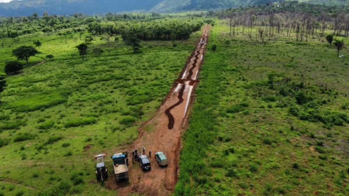 Destrucción de una pista ilegal en territorio yanomami por fuerzas militares en cooperación con el Instituto Brasileño de Medioambiente y Recursos Naturales Renovables (Imagen: Comando Militar da Amazônia) Destrucción de una pista ilegal en territorio yanomami por fuerzas militares en cooperación con el Instituto Brasileño de Medioambiente y Recursos Naturales Renovables (Imagen: Comando Militar da Amazônia)