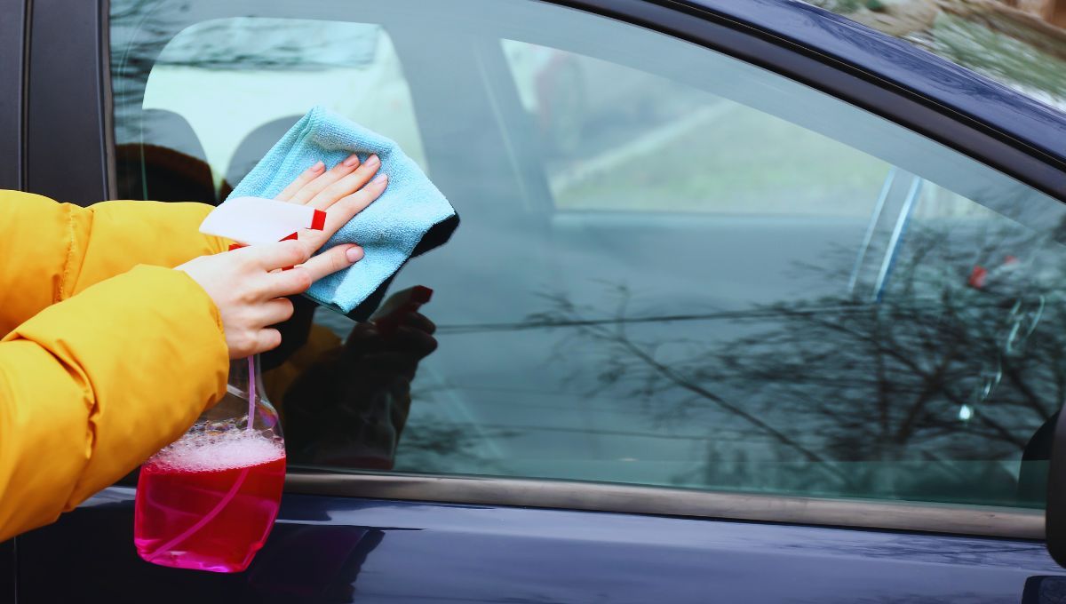 Mi truco casero para limpiar los vidrios del auto y que no se empañen: es rápido, duradero y efectivo