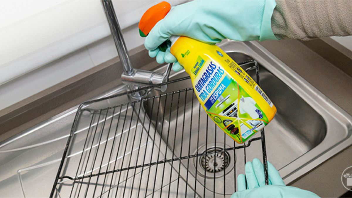 El quitagrasa de limón de Mercadona te ahorrará tiempo al quitar rápidamente la suciedad de las superficies con una sola pasada. El quitagrasa de limón de Mercadona te ahorrará tiempo al quitar rápidamente la suciedad de las superficies con una sola pasada.