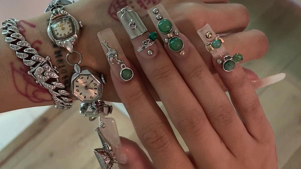 Coca Michelle mostró una manicura 3D con un diseño súper extrovertido en tonos esmeralda y plata. Coca Michelle mostró una manicura 3D con un diseño súper extrovertido en tonos esmeralda y plata.