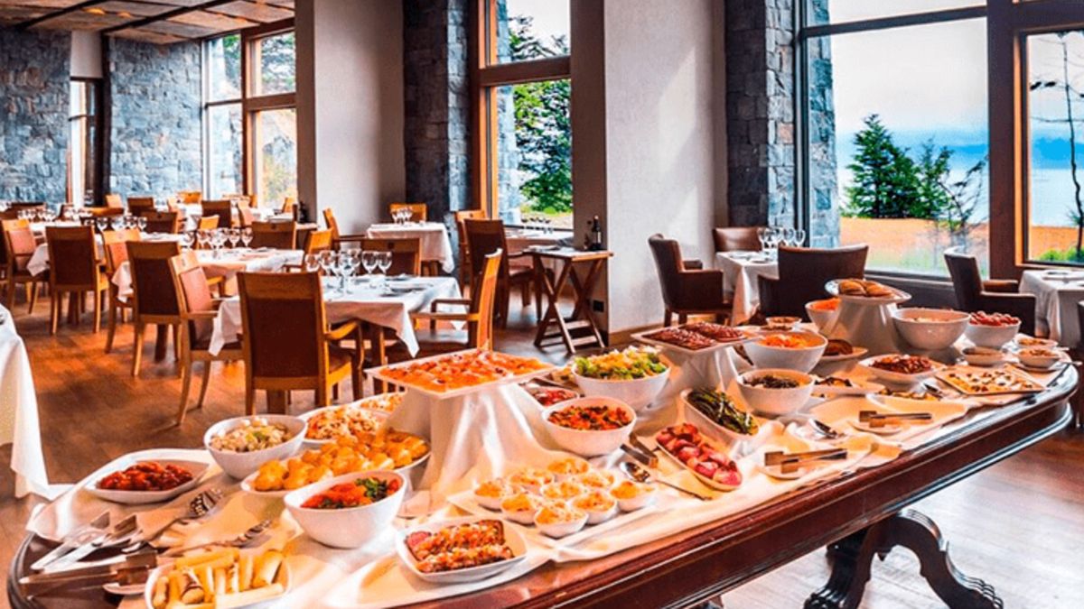 En el restaurante de este exclusivo hotel se pueden disfrutar platos elaborados con centolla y los mejores mariscos En el restaurante de este exclusivo hotel se pueden disfrutar platos elaborados con centolla y los mejores mariscos