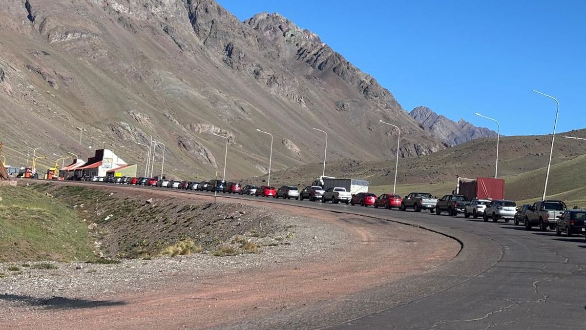 Si bien hay poco movimiento en la ruta, aseguraron que el Paso Cristo Redentor registró 4 horas para cruzar a Chile. Imagen ilustrativa. Si bien hay poco movimiento en la ruta, aseguraron que el Paso Cristo Redentor registró 4 horas para cruzar a Chile. Imagen ilustrativa.