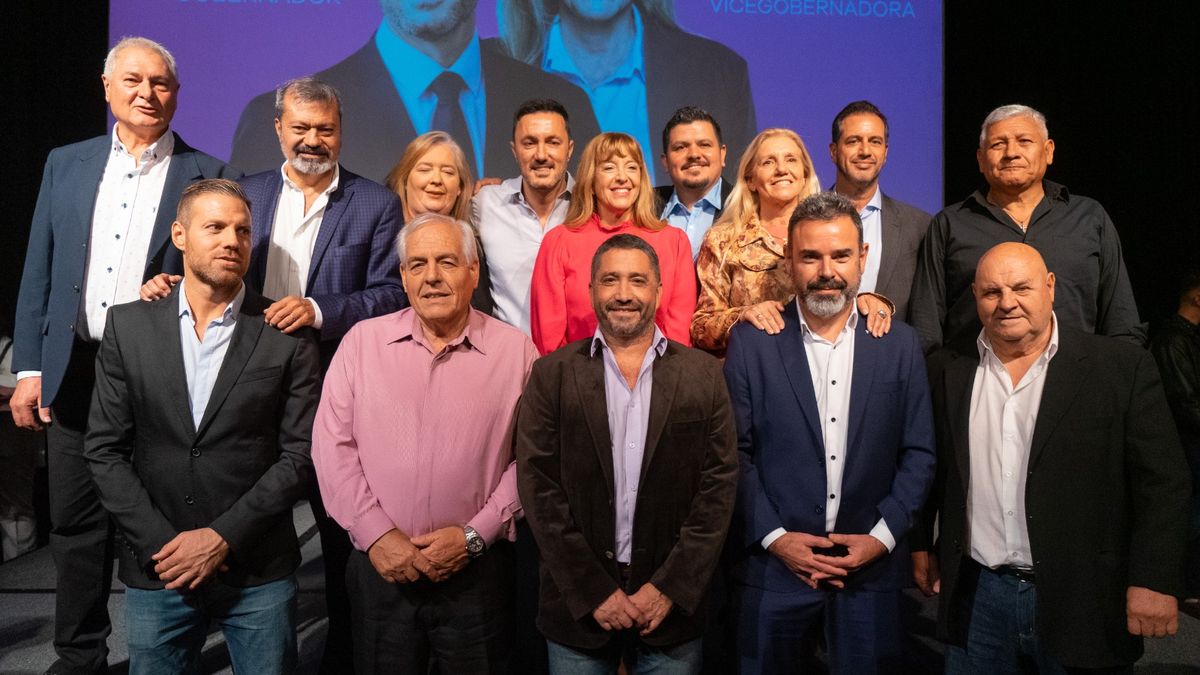 Petri y Gim&eacute;nez con sus precandidatos a intendente.