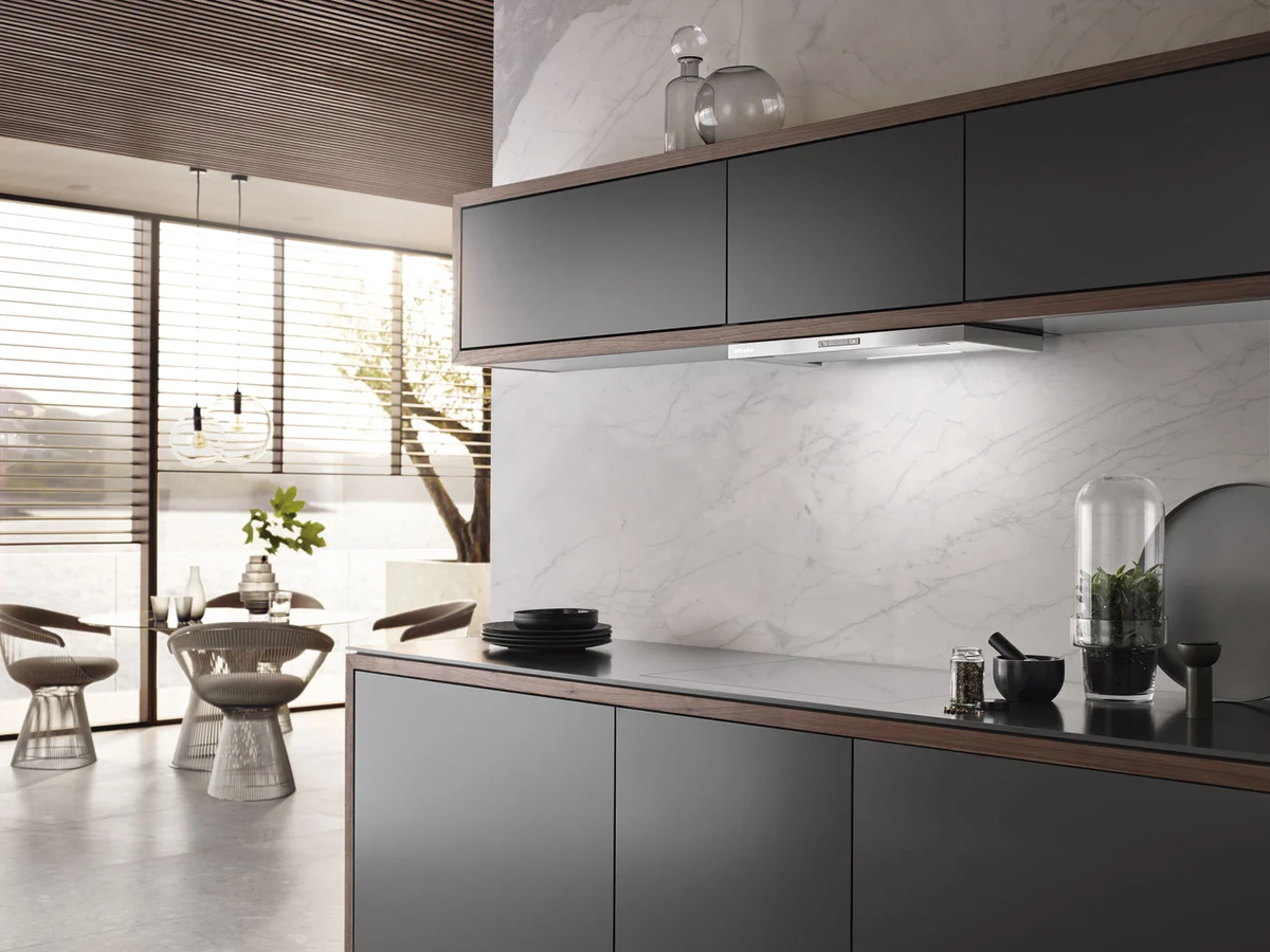 Si tienes extractor, enci&eacute;ndelo antes, durante y despu&eacute;s de cocinar pescado.