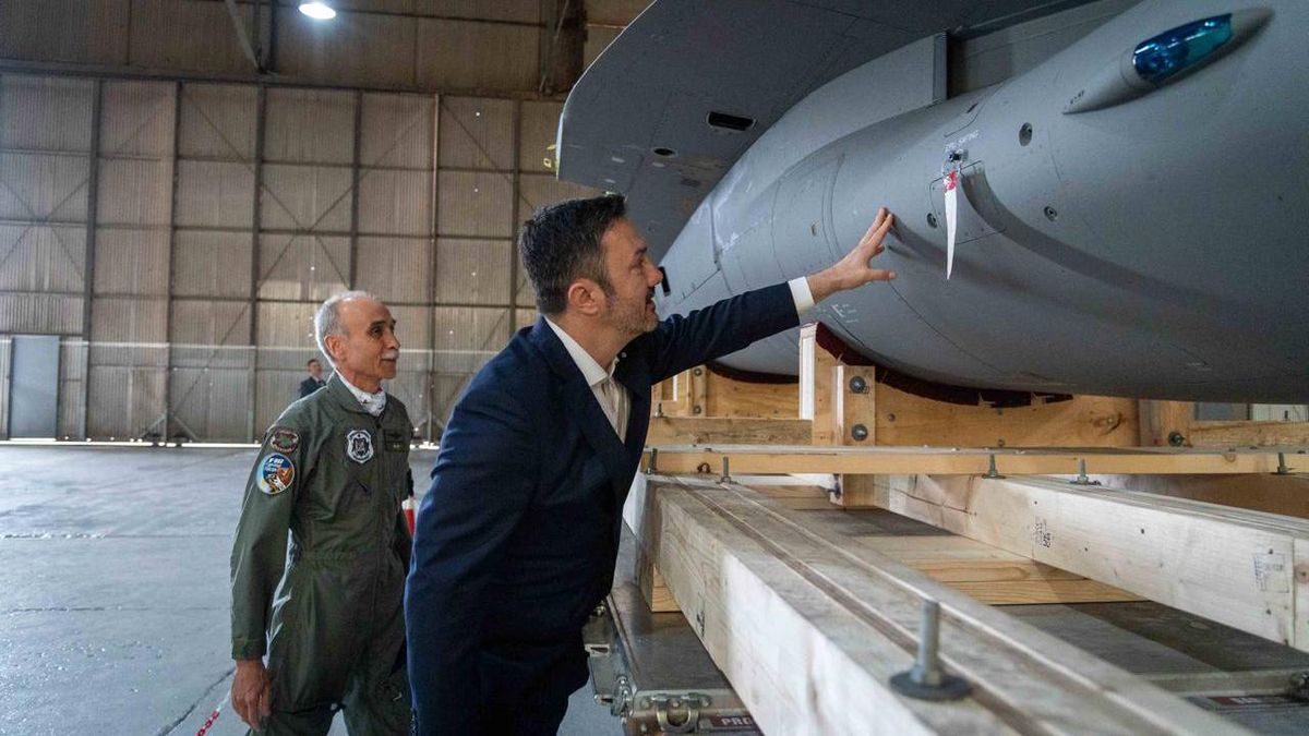El ministro de Defensa, Luis Petri, en la IV Brigada A&eacute;rea de Tandil con el nuevo avi&oacute;n militar.