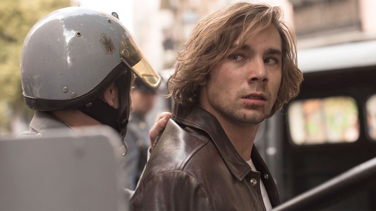 El actor Carlos Cuevas interpreta a Roberto Aguirre en la serie de Netflix.