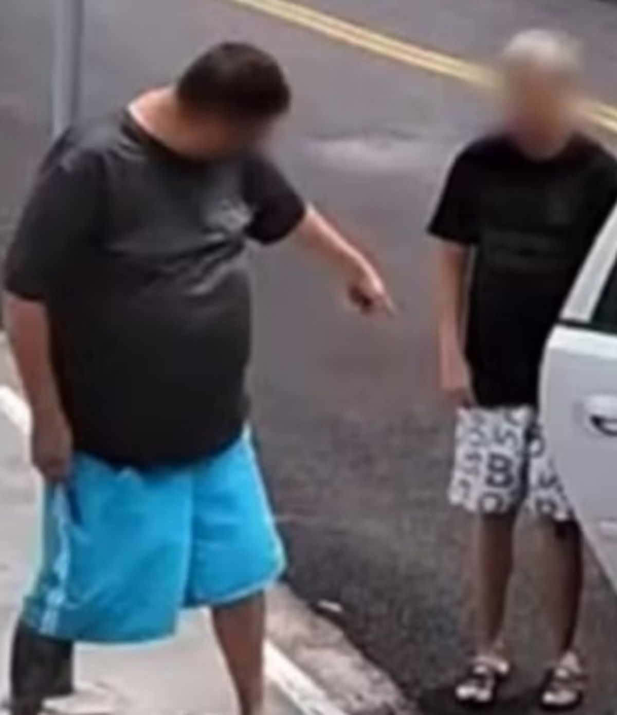 El padre señala una supuesta herida de su hijo. El padre señala una supuesta herida de su hijo.