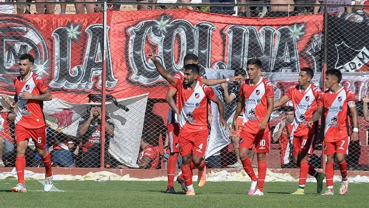 Santiago Moyano festeja su gol ante la Lepra en el estadio Omar Higinio Sperdutti.