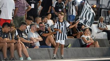 Los hinchas de Gimnasia y Esgrima llegaron ilusionados a alentar al Lobo en el partido con Instituto