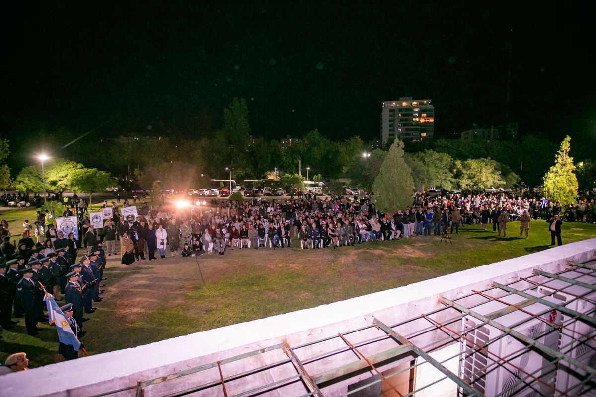 Mucha gente acompañó la vigilia por Malvinas. Mucha gente acompañó la vigilia por Malvinas.