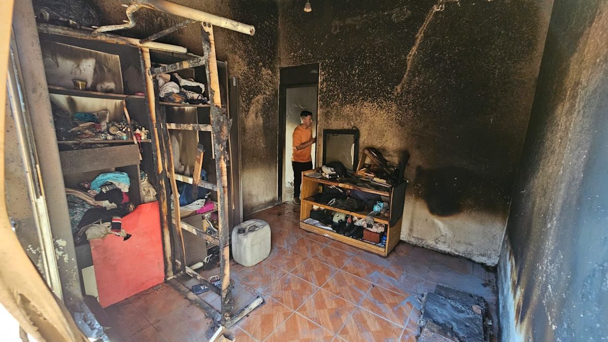 El incendio provocó daños parciales en 15 viviendas de la zona de El Challao. El incendio provocó daños parciales en 15 viviendas de la zona de El Challao.