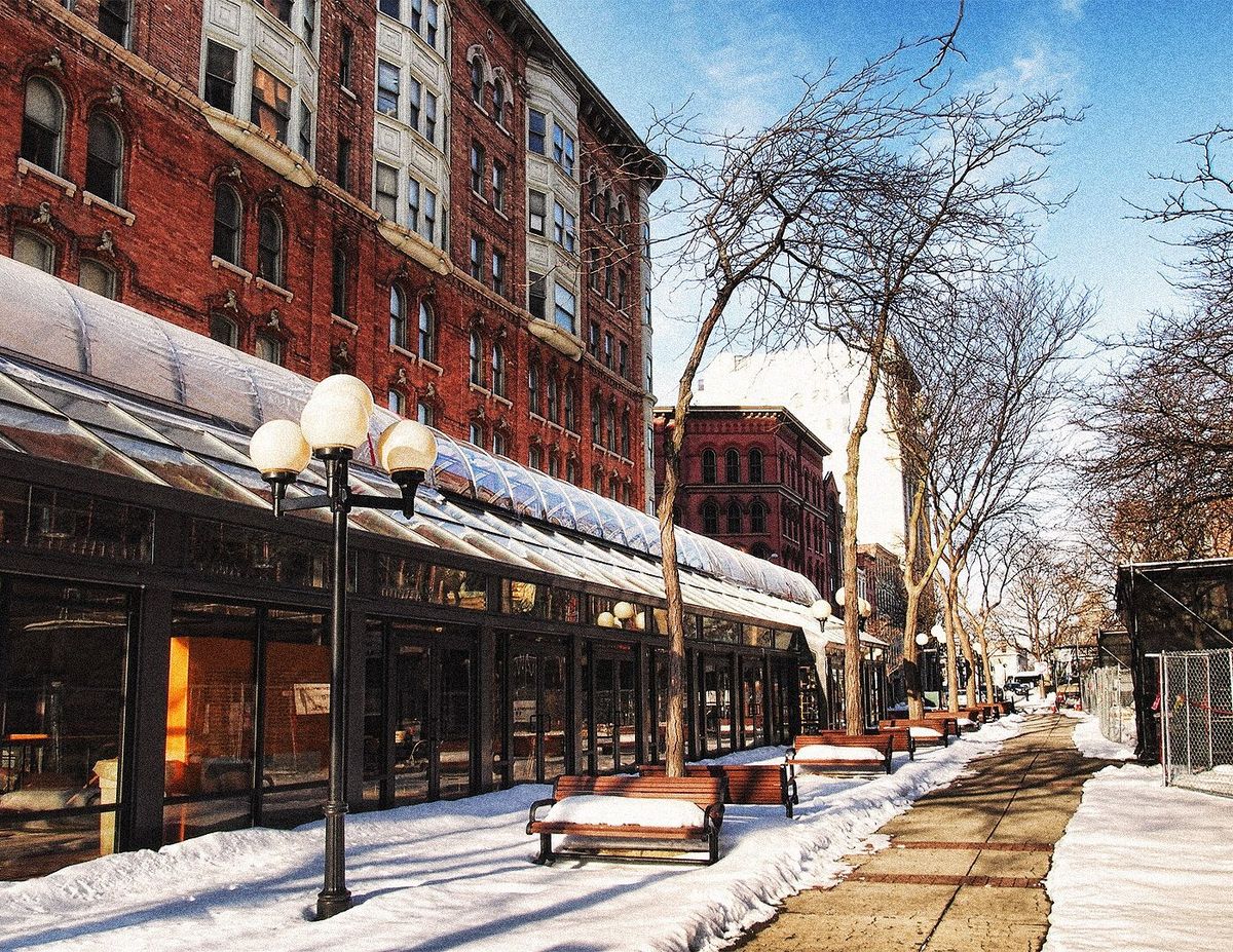 Nueva York es una ciudad en donde hay mucha nieve. Nueva York es una ciudad en donde hay mucha nieve.