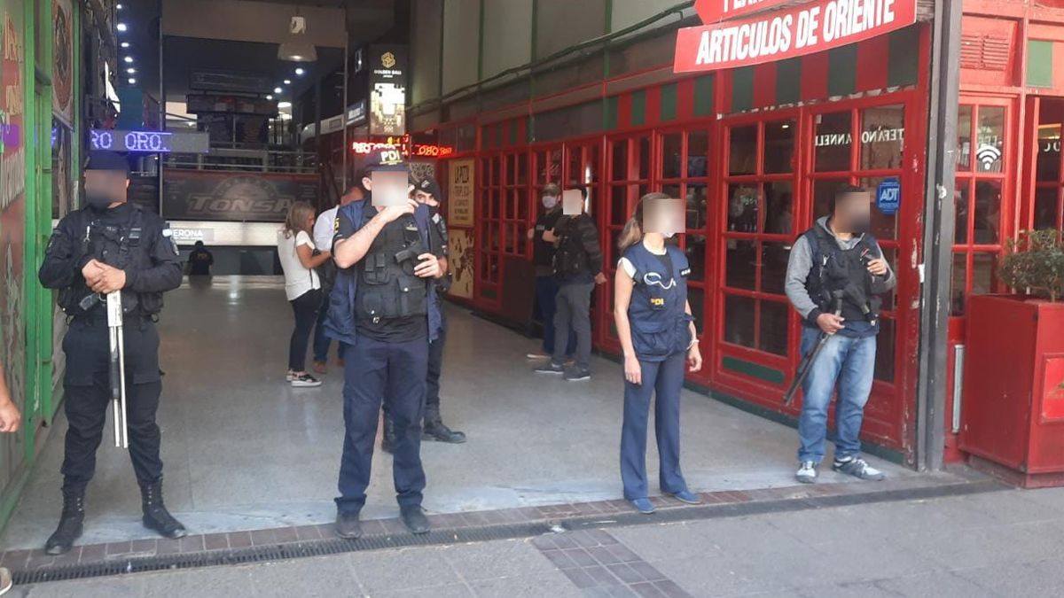 El operativo en la Galería Tonsa comenzó a las 10 de este lunes y a pocas horas clausuraron 4 locales.