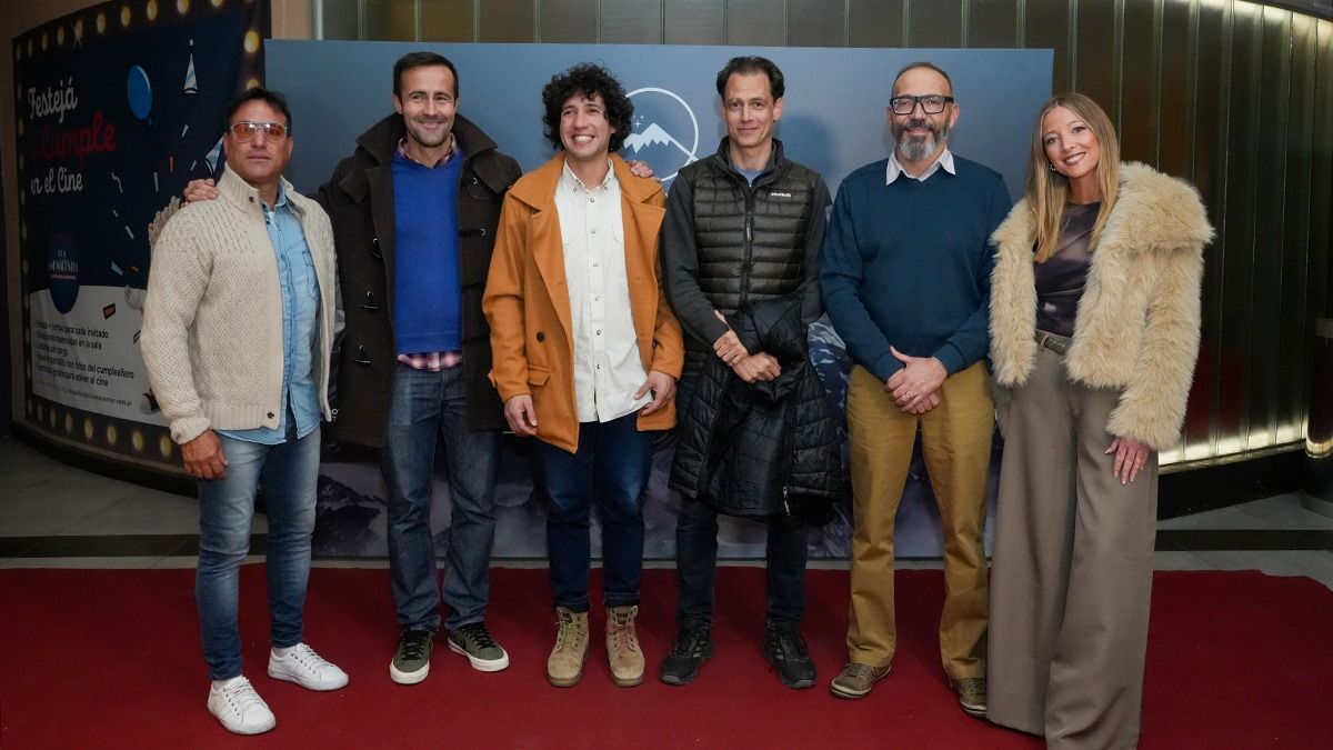 Los protagonistas de la cumbre al Aconcagua: Gerardo Tejeda (camarógrafo de Canal 7), Ignacio Rogé (médico en alta montaña), Adrián Miranda de María (guía), Pablo Betancourt (filmmaker), Juan Pablo Forconi (director de la logística) y Felicitas Oyhenart (periodista). Los protagonistas de la cumbre al Aconcagua: Gerardo Tejeda (camarógrafo de Canal 7), Ignacio Rogé (médico en alta montaña), Adrián Miranda de María (guía), Pablo Betancourt (filmmaker), Juan Pablo Forconi (director de la logística) y Felicitas Oyhenart (periodista).