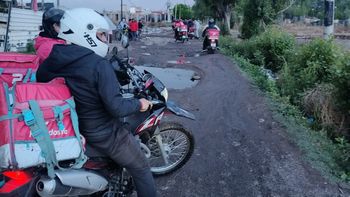 Deliveries entraron a un asentamiento para buscar la moto que le robaron a una compañera