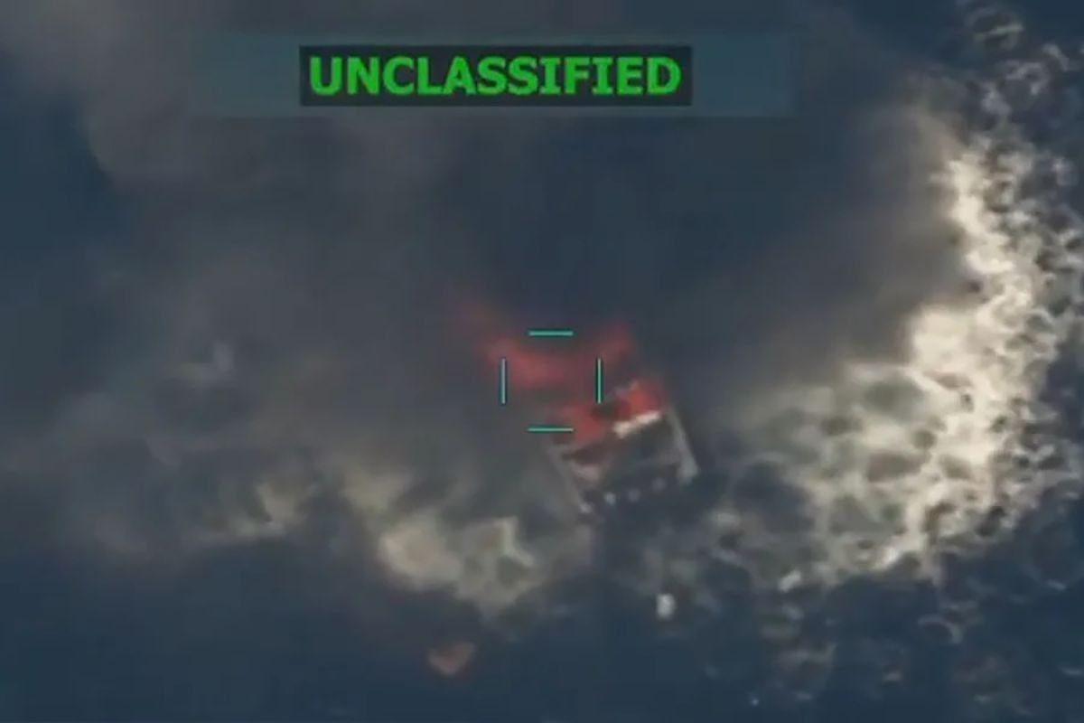 Captura de pantalla de un video publicado en la cuenta oficial de la red social X @SecWar del secretario del Departamento de Defensa de Estados Unidos, Pete Hegseth, que muestra un ataque contra una embarcación en aguas del océano Pacífico. Crédito: EFE/ @secwar. Captura de pantalla de un video publicado en la cuenta oficial de la red social X @SecWar del secretario del Departamento de Defensa de Estados Unidos, Pete Hegseth, que muestra un ataque contra una embarcación en aguas del océano Pacífico. Crédito: EFE/ @secwar.