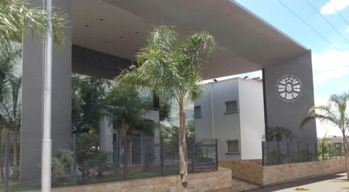 El policía fue asistido en el Hospital Santa Isabel de Hungría luego que una mujer le tirara agua hirviendo en un allanamiento en Guaymallén. El policía fue asistido en el Hospital Santa Isabel de Hungría luego que una mujer le tirara agua hirviendo en un allanamiento en Guaymallén.