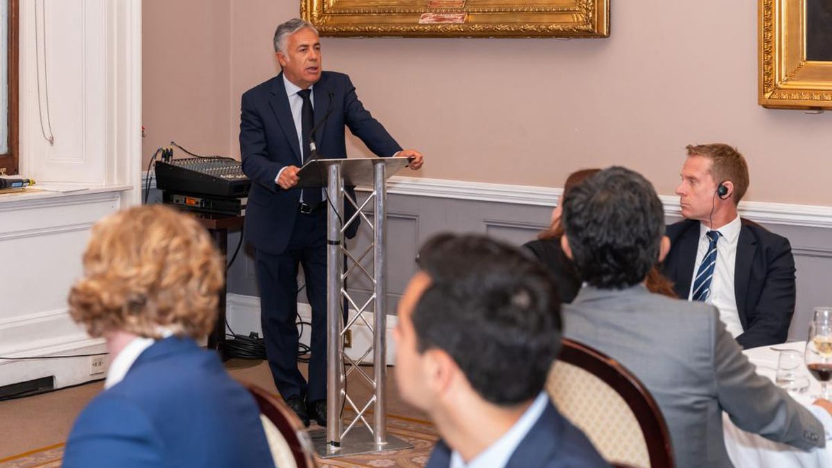 Alfredo Cornejo mostró nuevamente en Londres los beneficios de invertir en Mendoza. Alfredo Cornejo mostró nuevamente en Londres los beneficios de invertir en Mendoza.