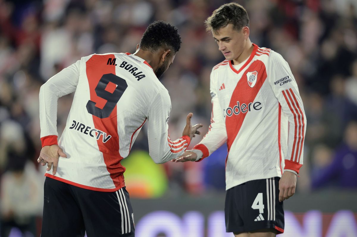 Borja, la figura, celebra con Fonseca.