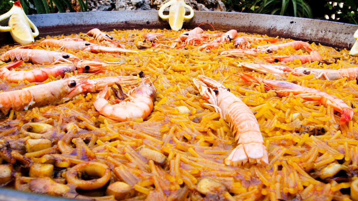 La fideuá es el plato perfecto para incorporar a tu arsenal de recetas. La fideuá es el plato perfecto para incorporar a tu arsenal de recetas.