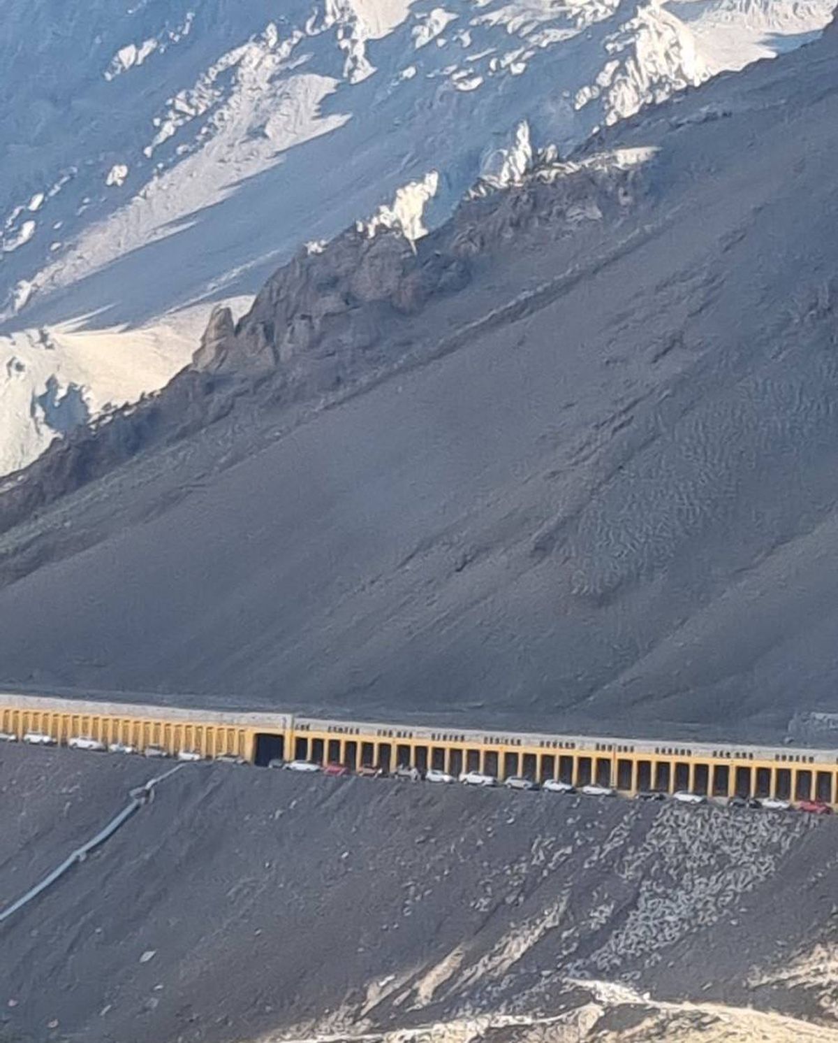 Con largas filas de vehículos lucía esta mañana de lunes el túnel internacional en el paso a Chile. Con largas filas de vehículos lucía esta mañana de lunes el túnel internacional en el paso a Chile.