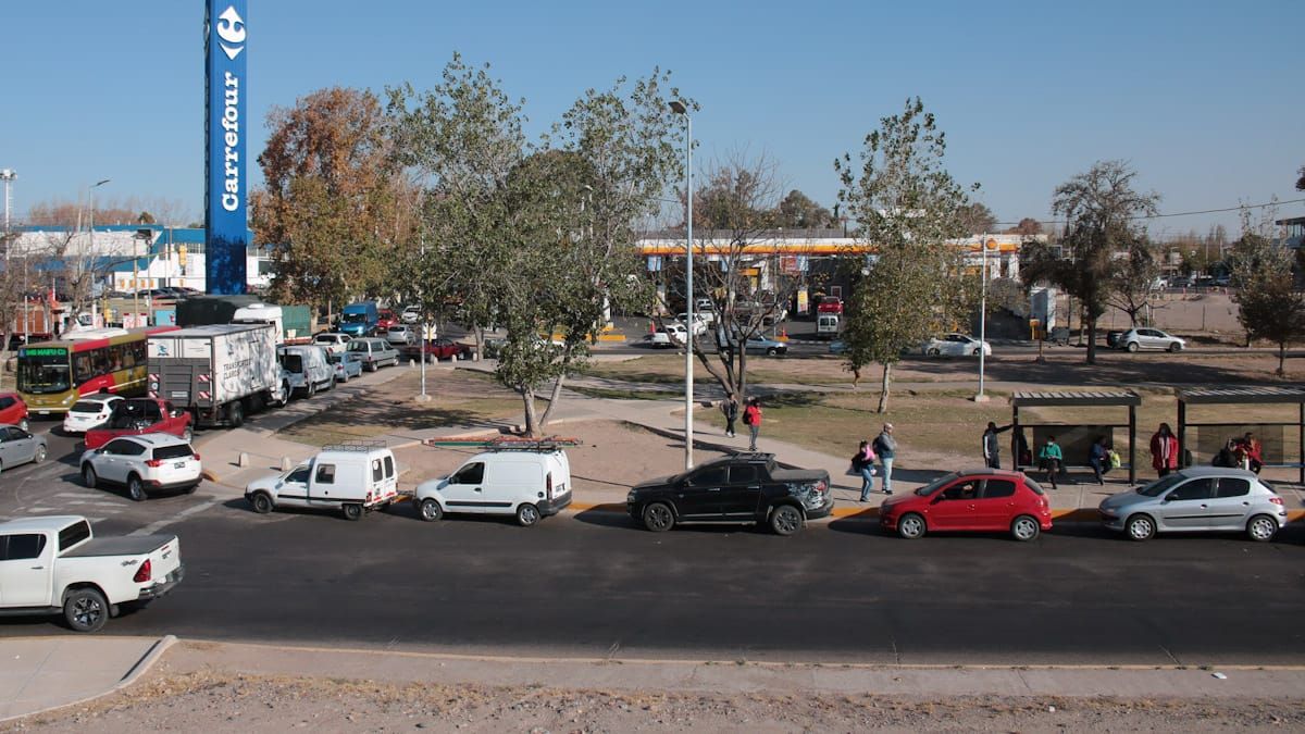 Largas colas para cargar gasoil en la estación de la lateral del Acceso Este y Arenales.