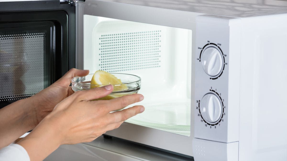 Truco de limpieza: deja reluciente el microondas en 5 minutos con un solo ingrediente Truco de limpieza: deja reluciente el microondas en 5 minutos con un solo ingrediente