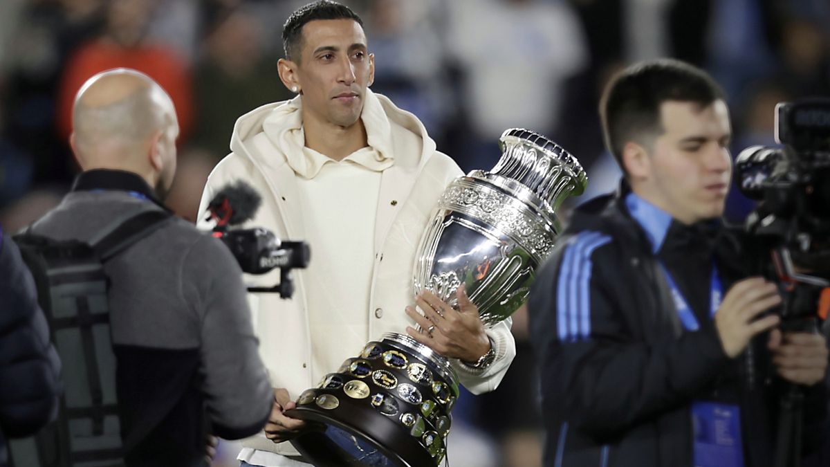 Ángel Di María le mostró al público argentino la Copa América obtenida en Estados Unidos, certamen donde jugó su último partido para la Selección argentina. Ángel Di María le mostró al público argentino la Copa América obtenida en Estados Unidos, certamen donde jugó su último partido para la Selección argentina.