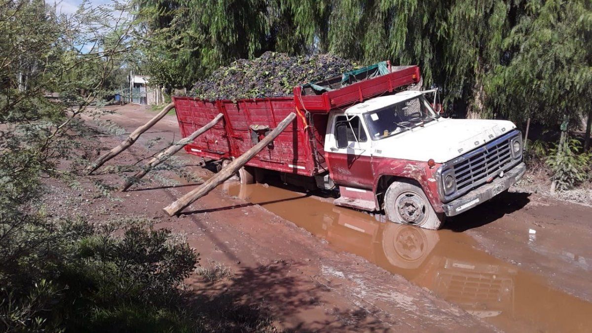 Así fue rescatado un camión cosechador a punto de volcar, por mal estado de las calles de Nueva California, San Martín.&nbsp;
