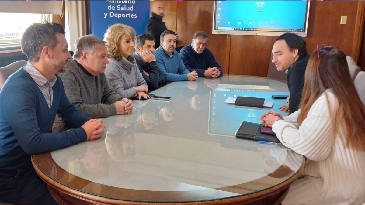 El ministro de Salud, Rodolfo Montero, recibió a AMPROS pero el conflicto salarial sigue.