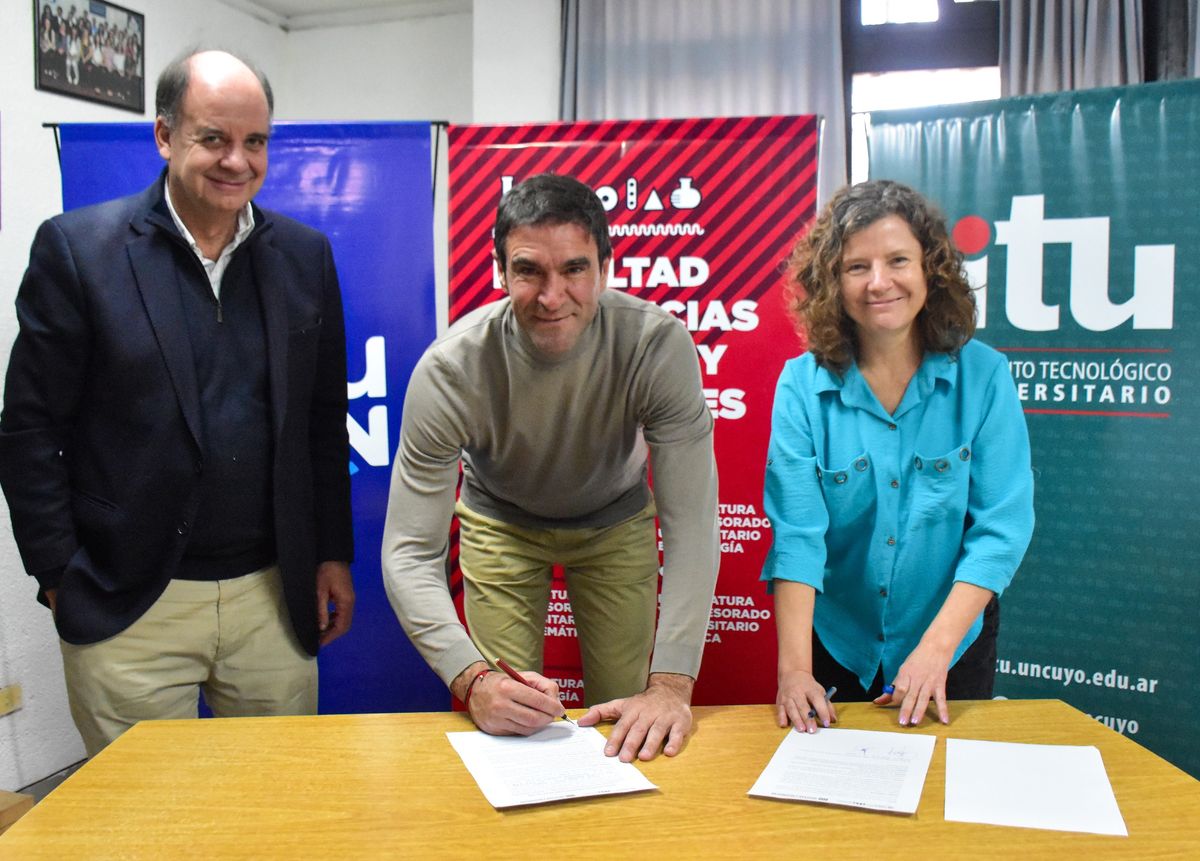 Emir Andraos firmó el convenio para ampliar la oferta educativa terciaria en Tunuyán. Aquí, con Guillermo Cruz y Julieta Araníbar, de la Facultad de Ciencias Exactas de la UNCuyo.